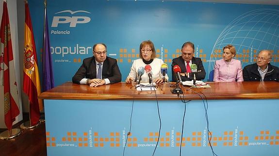 Los diputados y senadores del PP, en la rueda de prensa.