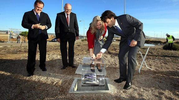 Colocación de la primera piedra.