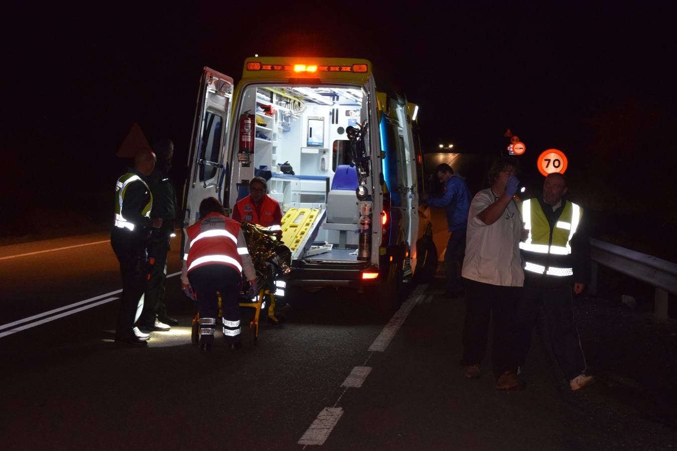 La ambulancia reocge a los heridos para su traslado. 