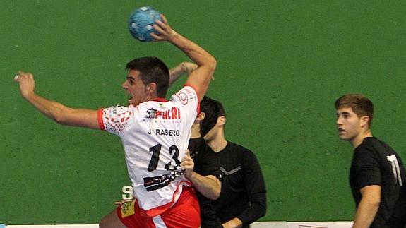 Julián Rasero realiza un disparo a portería. 