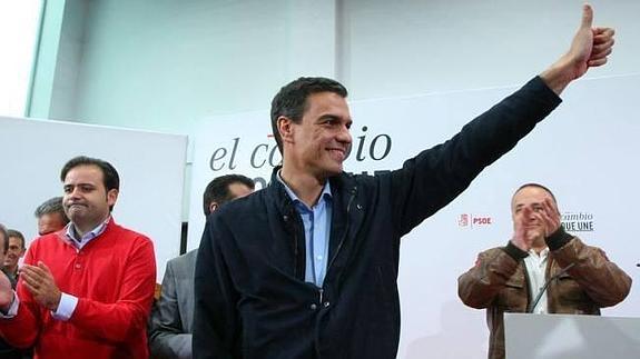 El secretario general del PSOE saluda a su llegada al Bierzo.