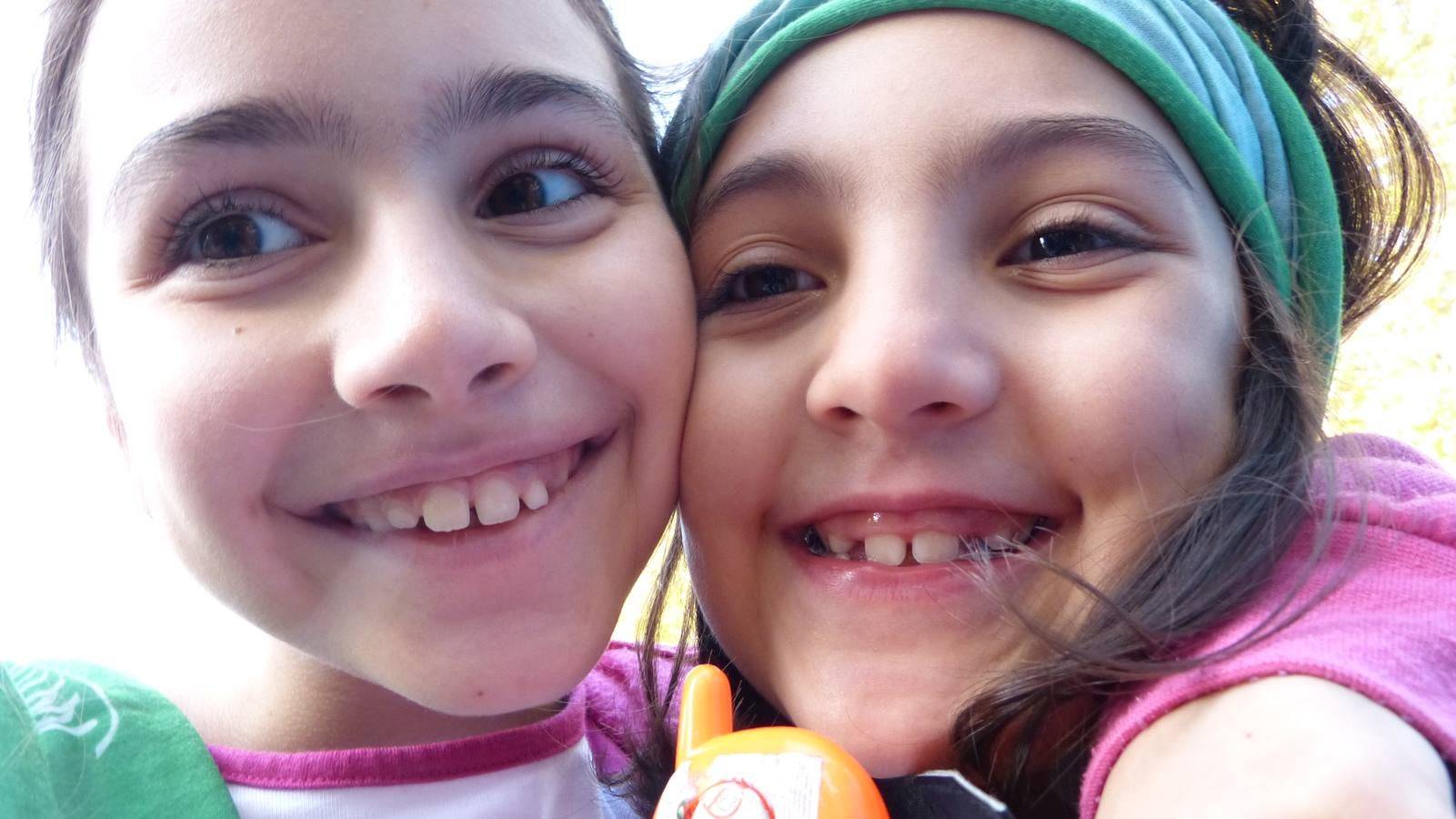 Beatriz y Sara García, de 9 y 7 años, en un autorretrato antes de comenzar la Marcha contra el Cáncer. 