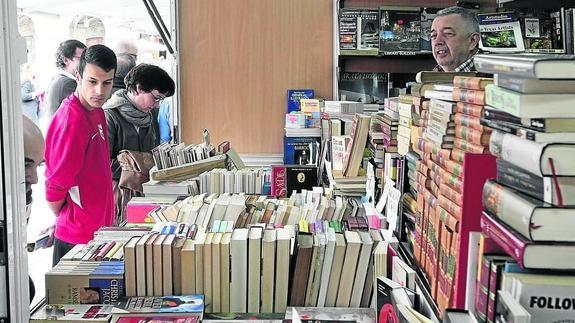 Libros apilados en el estand de la librería Pariente, uno de los habituales de la Feria del Libro Antiguo y de Ocasión en Salamanca. 