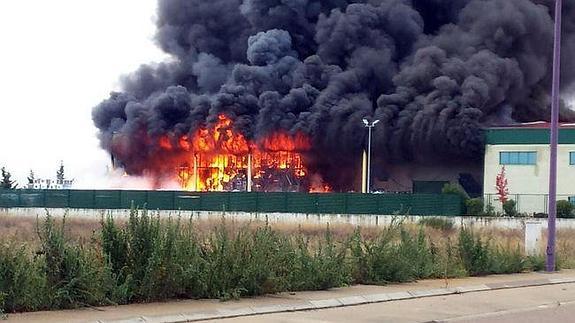 El incendio se registró de madruga y ha sido necesaria la intervención de varios efectivos.
