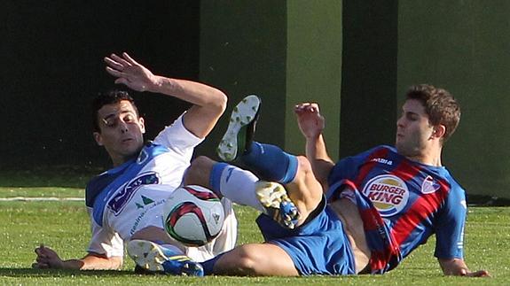 Manu pelea en el suelo con un jugador del Almazán. 