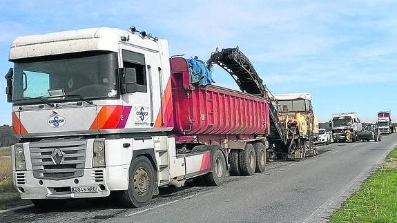 Los camiones y la maquinaria de obra actúan en el tramo de Chañe a Fresneda de Cuéllar. 