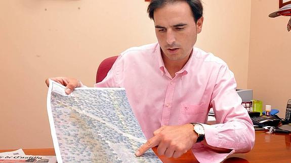 El alcalde muestra la ubicación de la laguna.