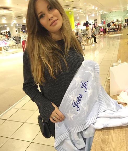 Jessica Bueno comprando ropa para su futuro bebé.
