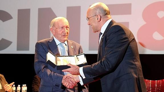 Alejandro Fernández recibe el premio de manos del presidente de la Diputación de Valladolid. 