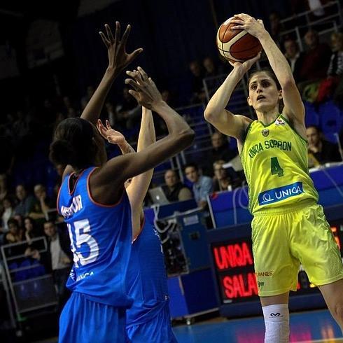 Ndour y Gemelos intentan obstaculizar el tiro de Fegyverneky.