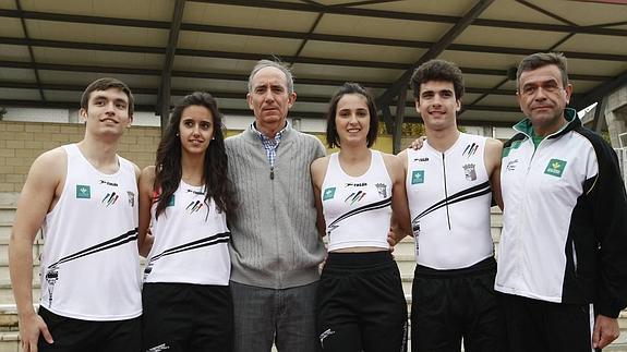 Ignacio Rodríguez, Ana María Cortés, Florencio Isidro, Irune Juanena, Íñigo Borrajo y Pachi García, de Caja Rural, ayer en Las Pistas.