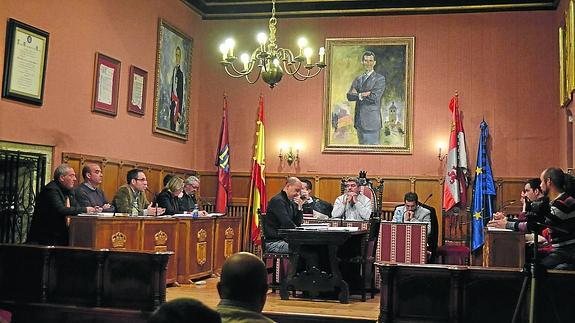 Un momento de la sesión plenaria celebrada anoche en el Ayuntamiento de Ciudad Rodrigo. 