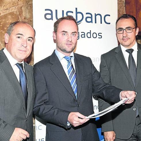 Juan José Santos, Alfredo Martínez y Antonio Acosta, de Ausbanc abogados. 
