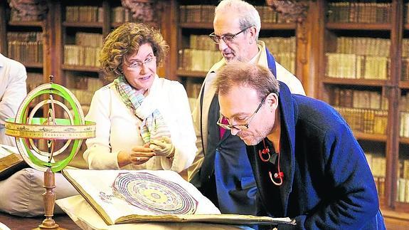 Miquel Barceló durante su visita a la biblioteca antigua de la Universidad. 