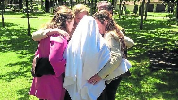 La nueva carmelita (de espaldas), el día que salió del convento para votar en las últimas elecciones autonómicas.