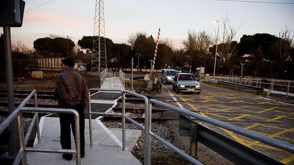 Antiguo paso a nivel con barrera en el Pinar de Antequera, en el año 2009. 