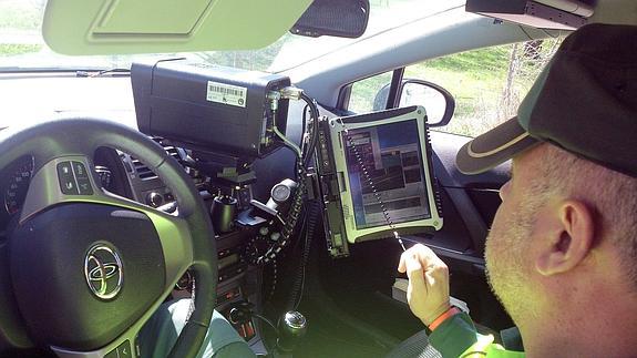 Equipo de un radar móvil en el interior de un coche de la Guardia Civil. M. A. L.