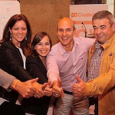 Sadat Maraña, segundo por la derecha, celebrando los cuatro concejales en el Ayuntamiento de León en las Municipales.  