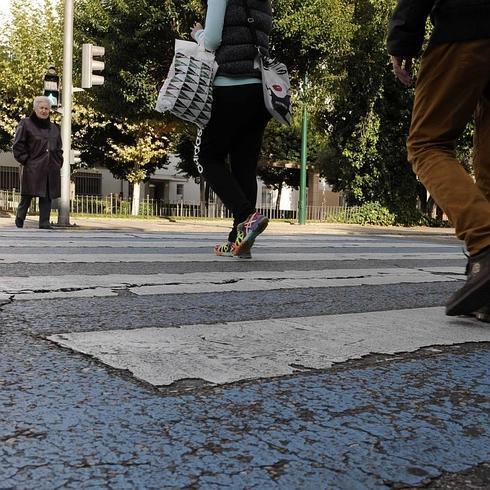 Paso de peatones con pintura deslizante en la calle Rondilla de Santa Teresa 