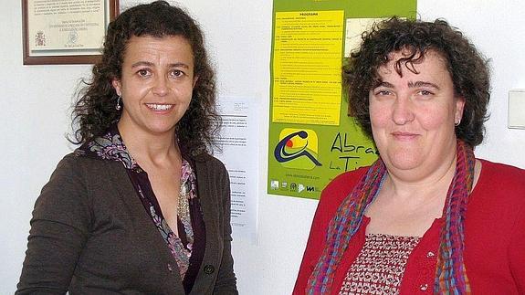 La gerente de Codinse, Eva González (izquierda), y la presidenta de la Fundación Abraza la Tierra, María del Mar Martín, en las oficinas del proyecto.