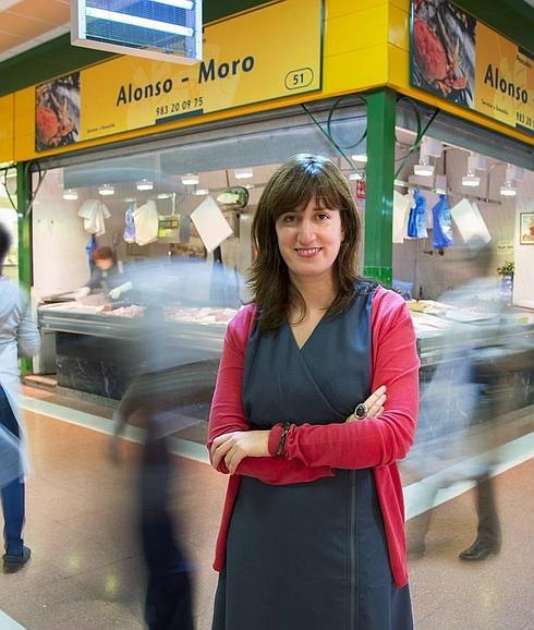 María Sánchez posa en el Mercado de El Campillo. 