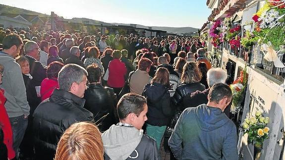 Cientos de guardenses siguen la misa en el cementerio.