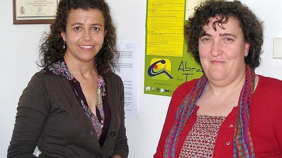 La coordinadora del proyecto Abraza la Tierra, Eva González (izquierda), y la presidenta de la Fundación Abraza la Tierra y gerente de Codinse, María del Mar Martín, en las oficinas del proyecto. El Norte