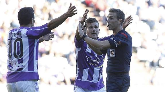 Óscar y Diego Rubio reprochan una decisión del colegiado en el Real Valladolid-Nàstic.