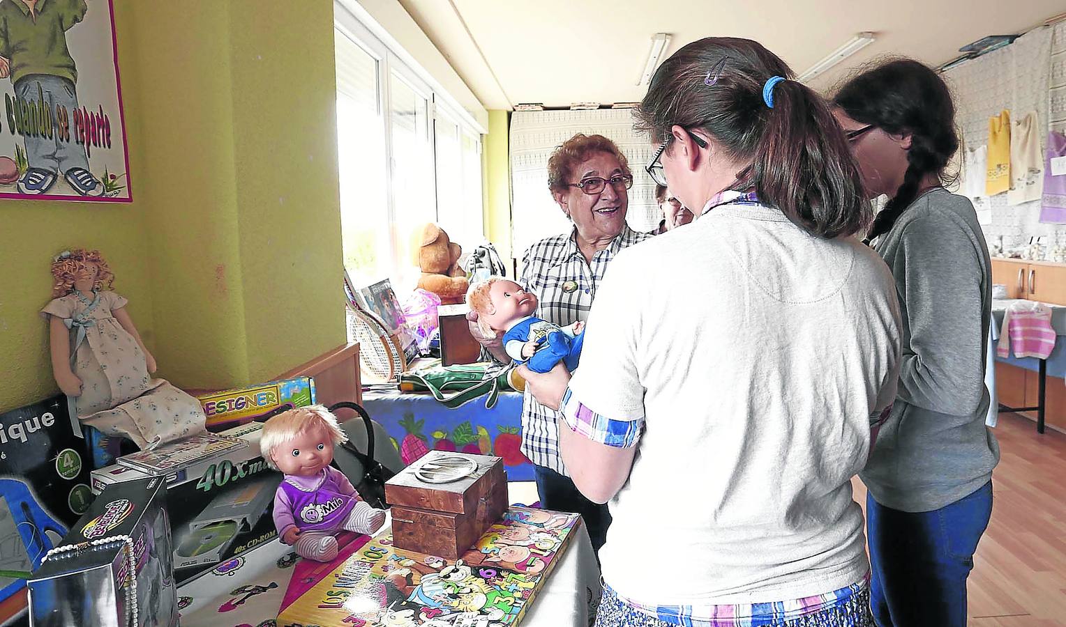 Unas pequeñas visitan el rastrillo organizado por la casa de acogida para conmemorar sus 25 años de existencia en Santa Marta de Tormes. 