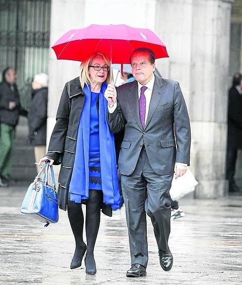 María García Fonseca y Amilivia se protegen de la lluvia. 