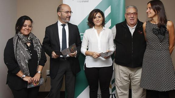 Rocío Ruiz (i), de la bodega Pago de Carraovejas; Javier Oltra, director de la Territorial Sur de Caja Viva Caja Rural; Sara Dueñas, diputada de Cultura de la Diputación; 'Mazaca', de la Asociación de Sumilleres; y Beatriz Serrano, gerente de la Fundación Caja Rural de Segovia. 