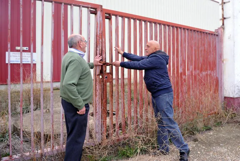 Jesús Capa y Félix Sánchez, en el acceso a puertas Jher. 