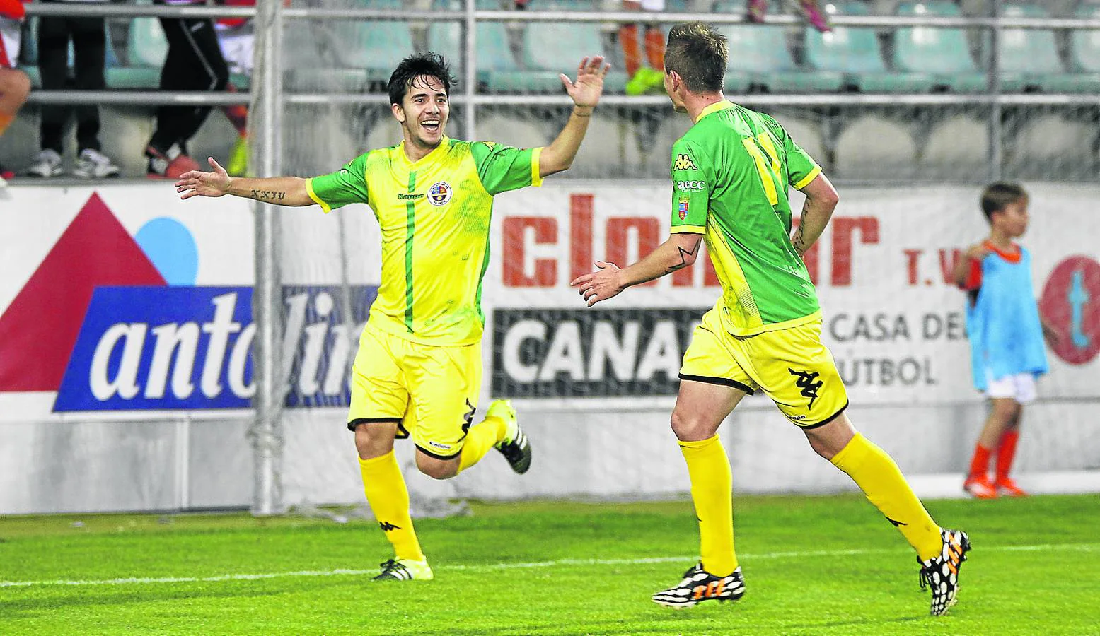 El jugador del Deportivo David Álvarez celebra con Asier Arranz uno de sus tres goles. 