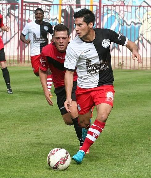 Sito Cruz se lleva el balón controlado ante un rival del Laguna.