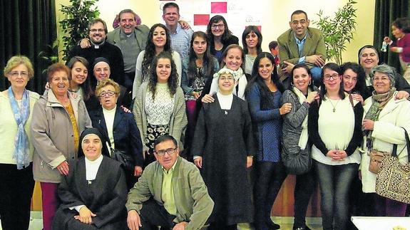Grupo de Segovia que acompañó a la hermana Teresa el día de su profesión de votos temporales. El Norte
