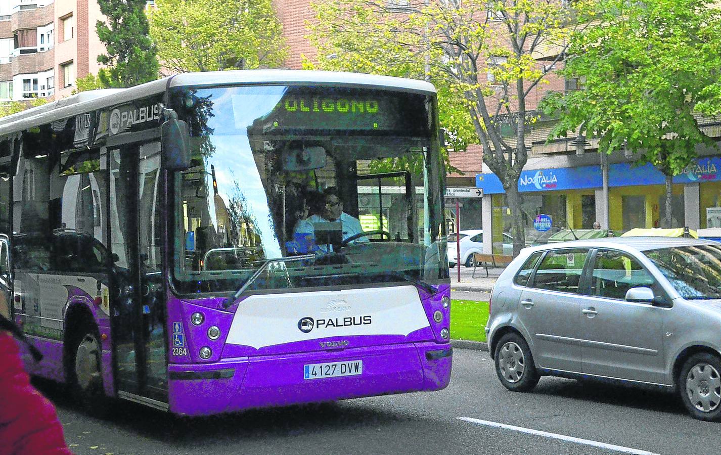 Un autobús de la línea 4, en la parada de la avenida de Manuel Rivera.