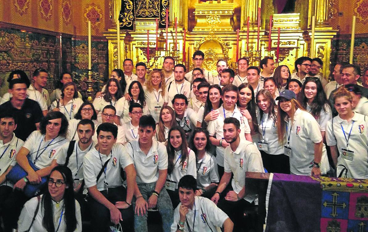 La delegación de jóvenes cofrades palentinos visitaron la Hermandad de San Benito de Sevilla.
