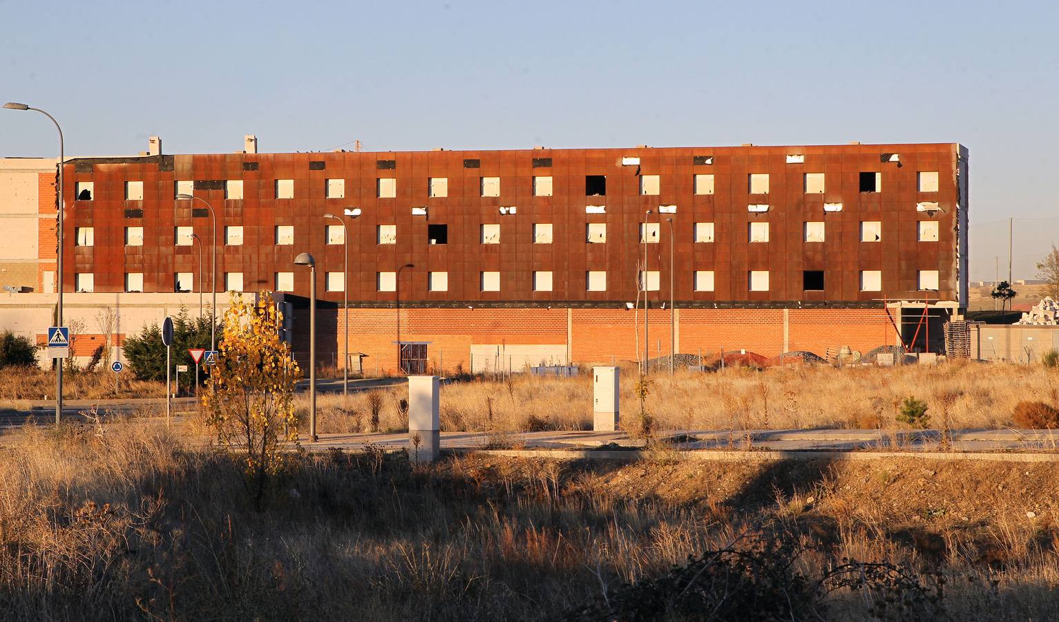 El hotel de Segovia 21 está a medio edificar, con restos de obras alrededor, como demuestra la imagen de este martes.