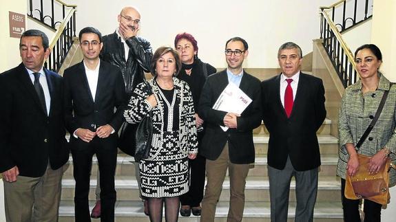 El PSOE en las escaleras de la Audiencia Provincial. 
