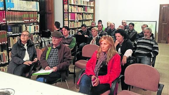 Algunos de los asistentes a la reunión celebrada ayer en la Mancomunidad Sierra de Francia. 