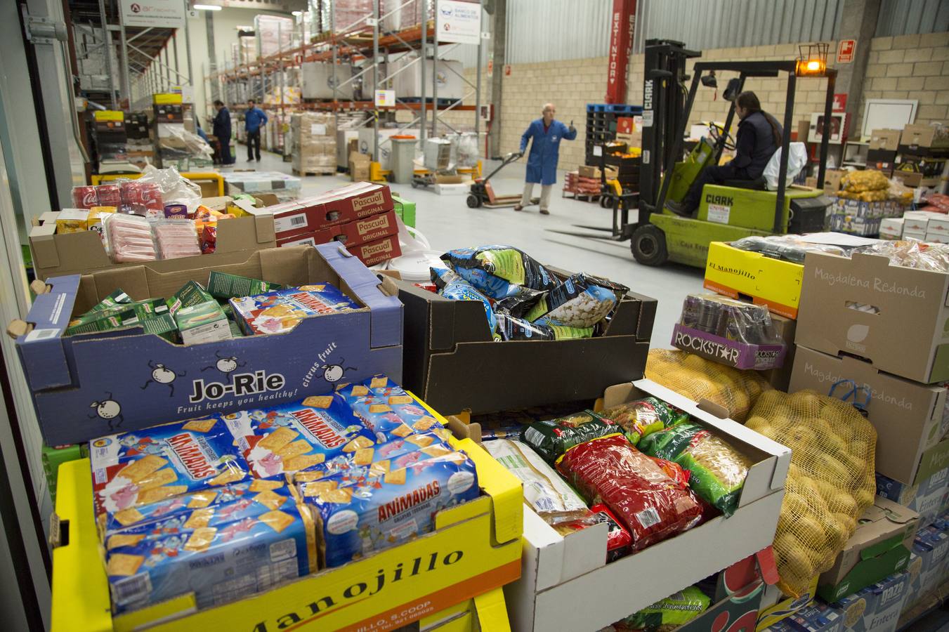 Instalaciones del Banco de Alimentos en Vázquez de Menchaca, mientras los voluntarios preparan remesas.