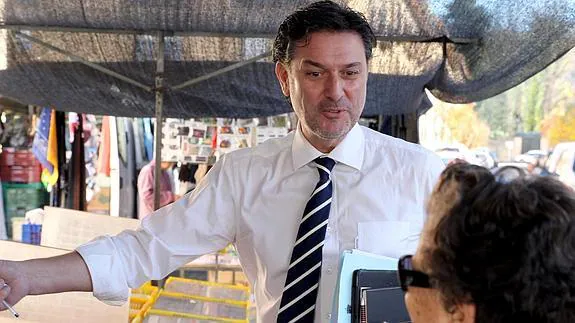 José Luis Vázquez charla con una vecina, el pasado miércoles, en el mercado de San Ildefonso. 