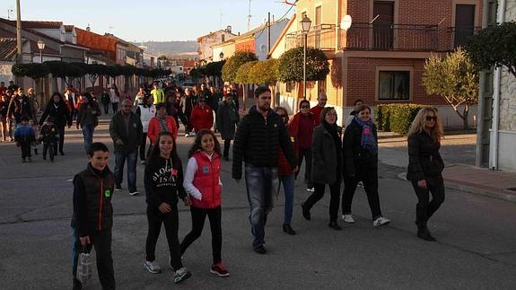 Los integrantes de la marcha recorren las calles de Quintanilla.