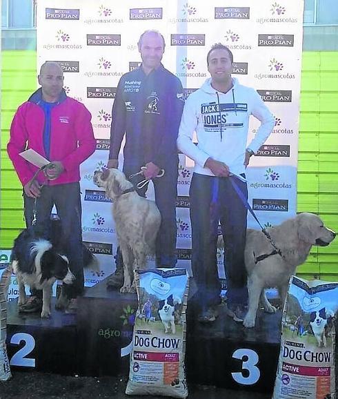 Los tres ganadores masculinos en el podium. 