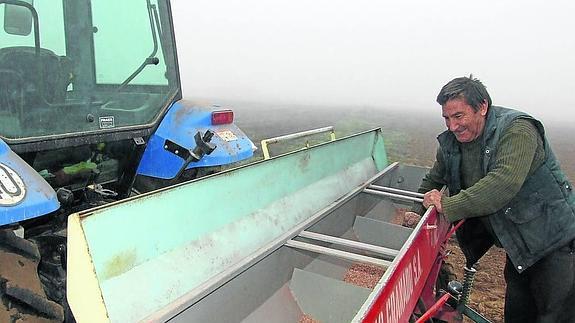 El agricultor cantalpinés Crescencio Marcos trabaja pese a la niebla. 