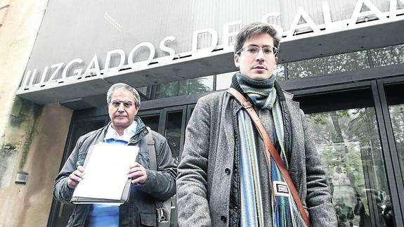Gabriel Risco y Gabriel de la Mora ayer en la puerta de los juzgados de Colón. 