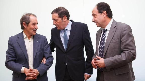 El consejero de Sanidad, Antonio María Sáez, junto al delegado territorial, Manuel López (D) y el presidente de la Hermandad de donantes de Sangre de Soria, José Luis Molina (I) momentos antes de la reunión Consejo de Dirección de su departamento.