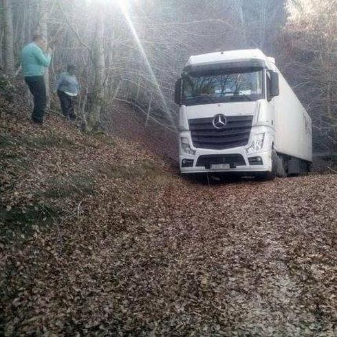 El lugar en el que acabó el camión, un sitio bastante inaccesible para un camión con remolque.  