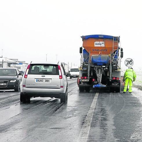 Un camión de reparto de sal por las carreteras de la provincia 