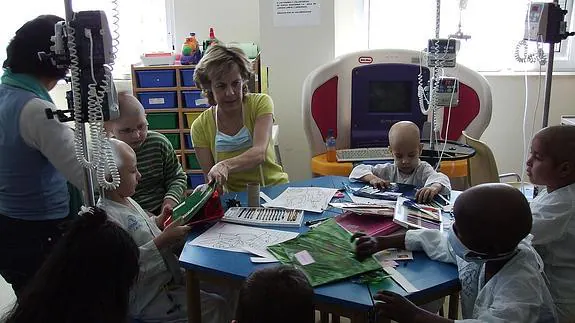Ana de Paz, en plena clase con niños del hospital La Paz de Madrid. Era su trabajo diario. 